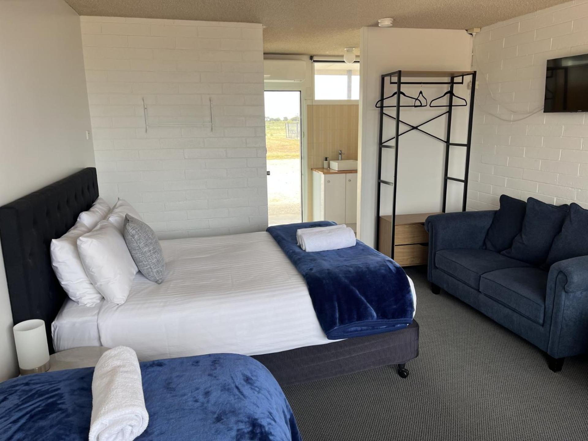 Happy Wanderer Motel Lake Boga On The Lake With Lake Views Exterior foto